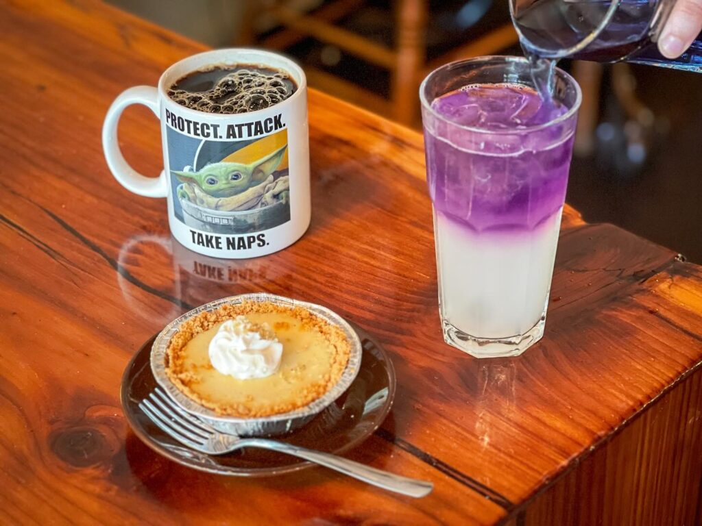 color-changing pea flower tea